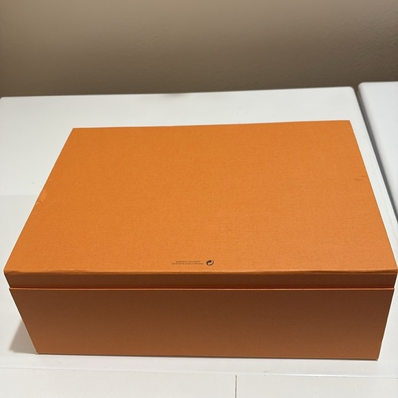 Louis Vuitton Large Magnetic Closure Box with Dust Cloth—New Condition!! - Picture 8 of 9